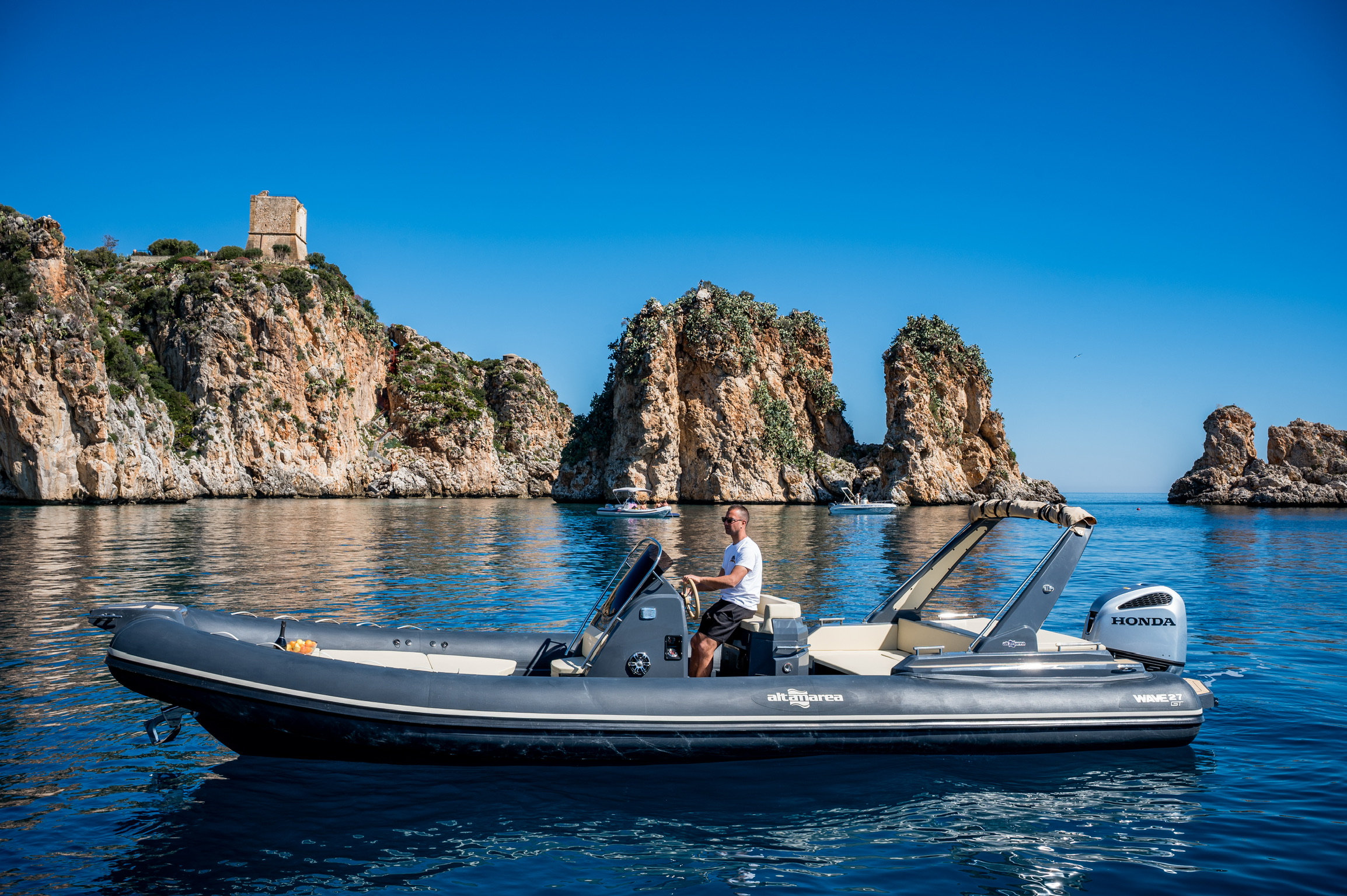Noleggio gommoni a Castellammare del Golfo con patente nautica (fino a 12 persone).