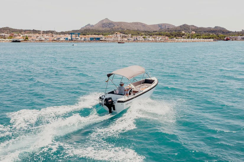 Boat Rental in Alcúdia without License (up to 4 people) with Quest Heroes Alcúdia.