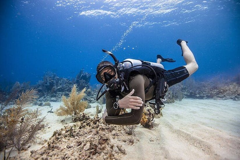 Man snorkelling and posing for a picture while doing a scuba diving course for Ikigai Scuba Mallorca.