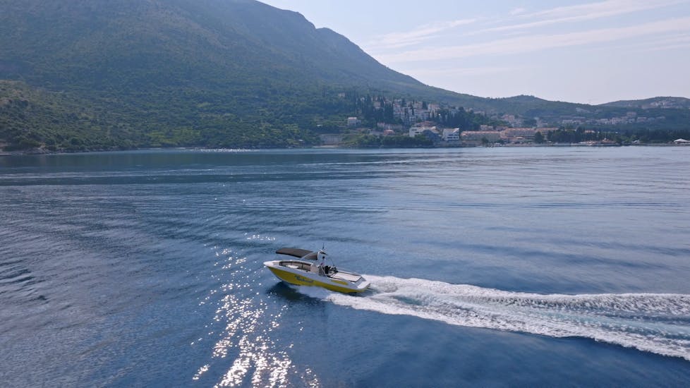 Excursion privée en bateau rapide vers l'île de Koločep depuis Cavtat en utilisant le bateau rapide de Gabriel Watersports Cavtat.
