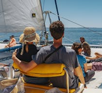 Deux personnes profitent de la Navette aller-retour en catamaran entre Quiberon et Sauzon - Après-midi Belle-Île avec Iliens - La navette qui met les voiles Quiberon.