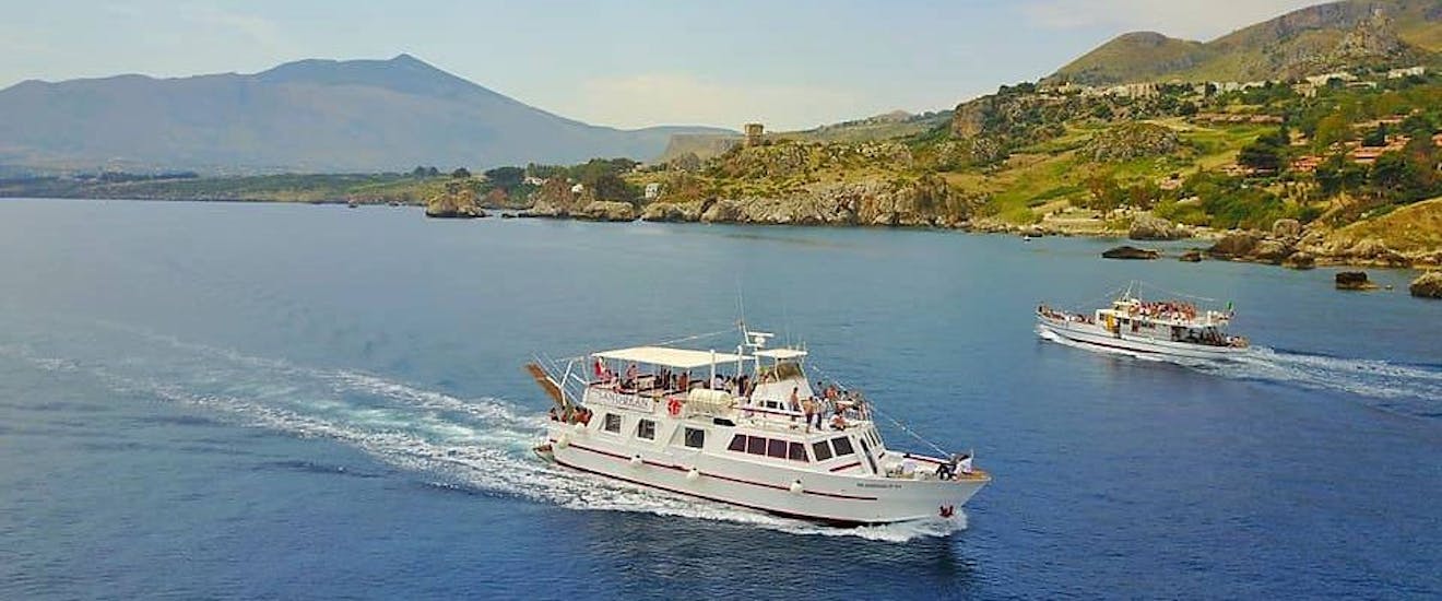 Gita in barca da Terrasini a Calarossa e San Cataldo con soste per nuotare.