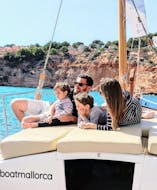 Familia disfrutando de un paseo en velero a bordo del tradicional Llaut con On Board Mallorca