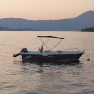 Eines der Boote, das Ihr mieten könnt beim Bootsverleih in Korfu (bis zu 6 Personen) ohne Bootsführerschein mit Corfu Surf Club.