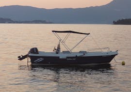Eines der Boote, das Ihr mieten könnt beim Bootsverleih in Korfu (bis zu 6 Personen) ohne Bootsführerschein mit Corfu Surf Club.