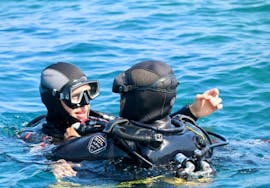 Deux personnes plongeant durant leur Baptême de plongée au Cap d'Agde pour les Débutants avec Eureka Plongée Cap d'Agde.