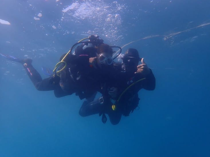 Deux personnes plongeant durant le Baptême de plongée au Cap d'Agde pour les Débutants avec Eureka Plongée.