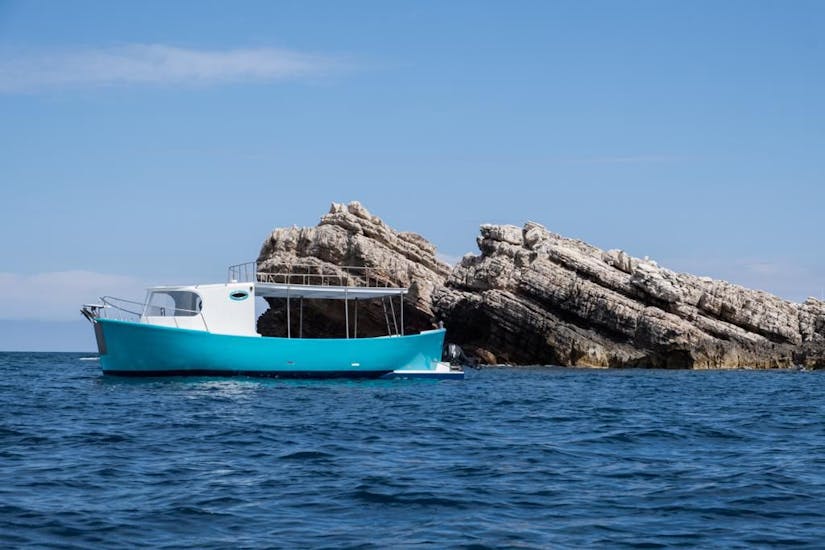 Gita in barca al tramonto lungo la costa di Terrasini con snorkeling e aperitivo.
