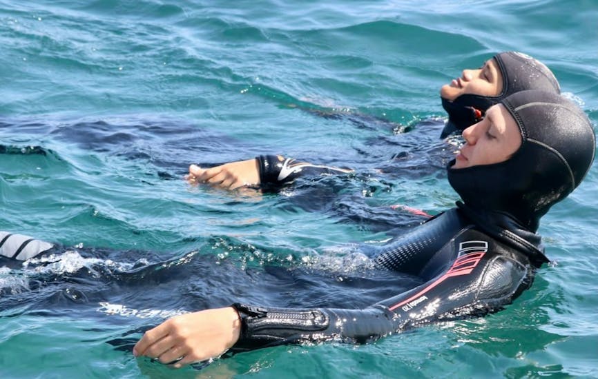 Plongeurs durant leur Baptême de plongée PADI au Cap d'Agde pour les Débutants avec Eureka Plongée.