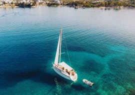 Gita in barca privata lungo la costa meridionale dell'Albania con Sea Sun Ksamili Boat Tours.