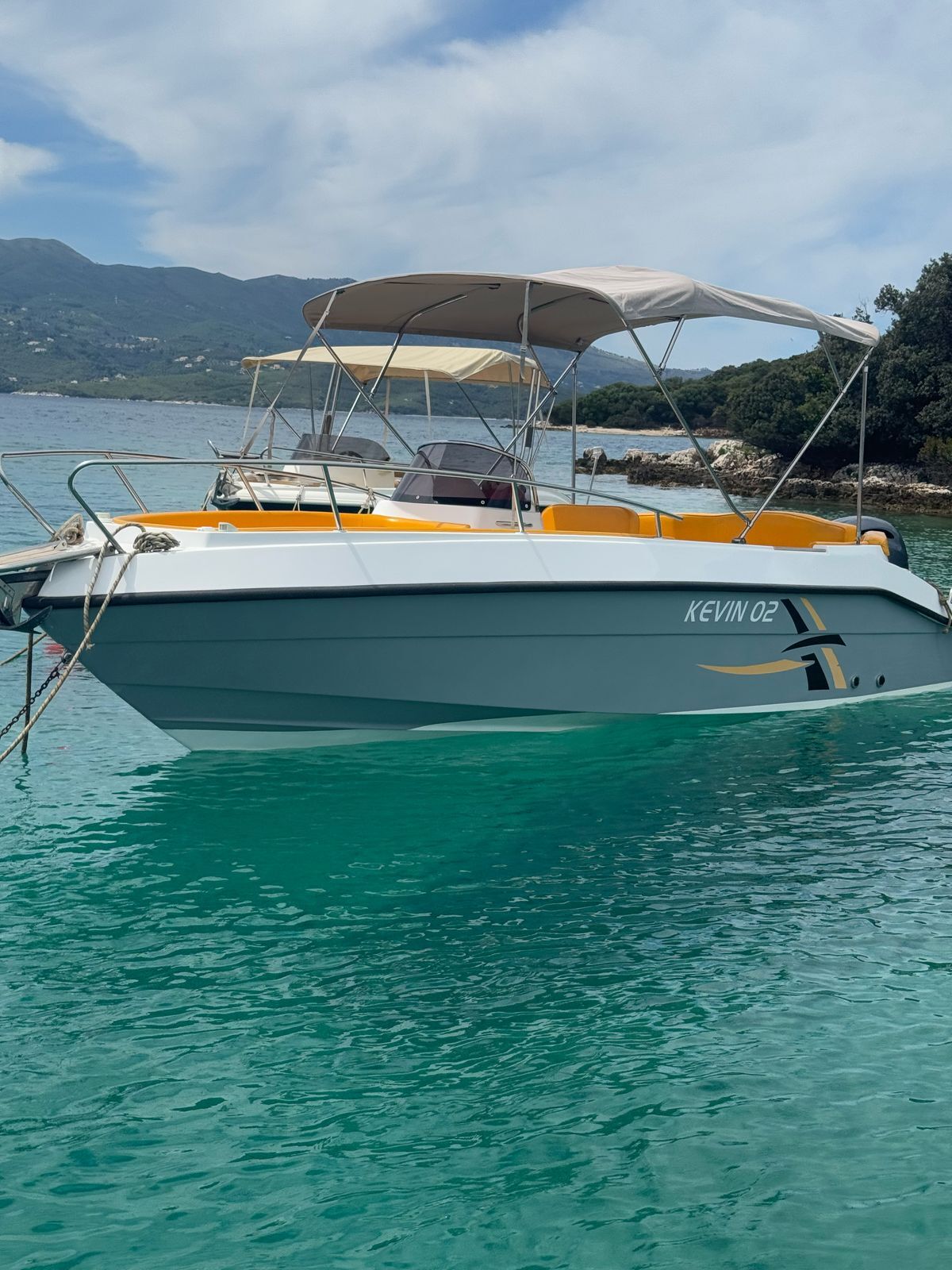 Privéboottocht langs de zuidkust van Albanië met Sea Sun Ksamili Boat Tours.