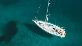 Velero flotando durante el viaje de un día a Kelifos y Sithonia con snorkel, con Flying Sailship Halkidiki.