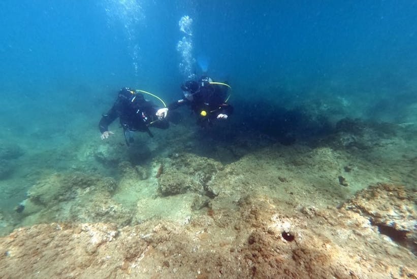 Deux plongeurs explorant pendant leur Formation plongée PADI Scuba Diver au Cap d'Agde pour les Débutants.