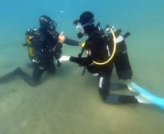 Diver learning with his instructor during his PADI Scuba Diver Course in Le Cap d'Agde for Beginners from Eureka Plongée Cap d'Agde.