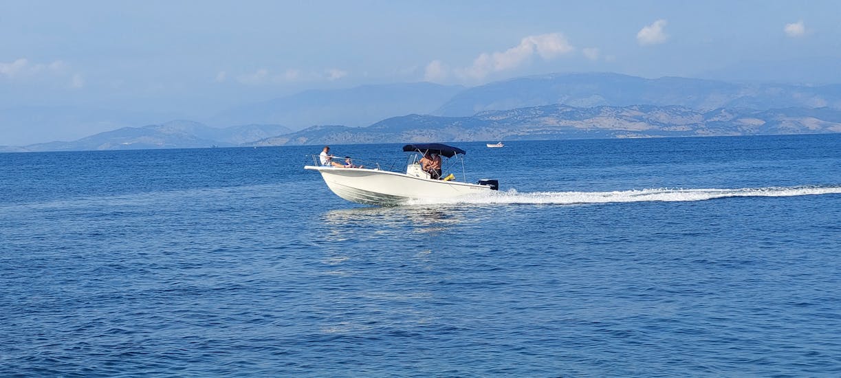 Das Boot, das Ihr für Euren Bootsverleih (für bis zu 8 Personen) in Korfu mieten könnt mit Skipper vom Corfu Surf Club.