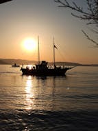 Giro in barca al tramonto lungo la costa meridionale di Naxos con Jason Daily Cruises.