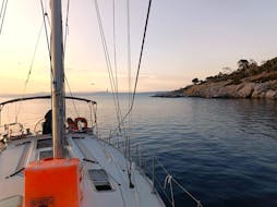 Hier ist das Boot, das für die Segeltour mit Porto Scuba Halkidiki verwendet wird.
