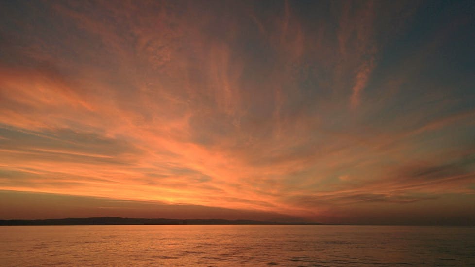 Hier ist der Sonnenuntergang, die man während der Segeltour mit Porto Scuba Halkidiki sehen kann.