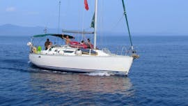Hier ist das Segelboot, das für die Tour mit Porto Scuba Halkidiki verwendet wird.