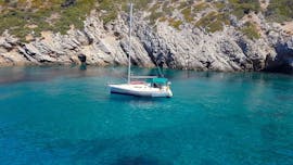 Gita in barca a vela di un'intera giornata da Kassandra a baie e isolotti con snorkeling e SUP con Porto Scuba Halkidiki.