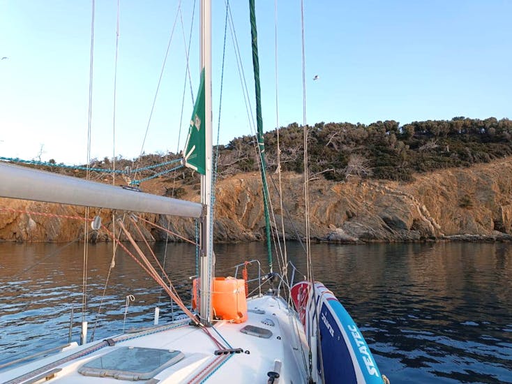 Gita in barca a vela di un'intera giornata da Kassandra a baie e isolotti con snorkeling e SUP.