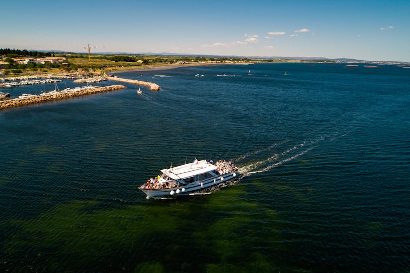 Das Diane I Boot auf Bootstour in der Thau-Lagune von Marseillan aus, mit l'Étoile de Thau IV Occitanie.