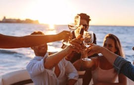 Un grupo de amigos bridan durante un Paseo privado al atardecer en barco en Marbella con bebidas con Rental Boat Marbella.