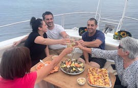 Verkostung und Aperitif-Abendessen während einer privaten Bootstour in der Lagune von Thau bei Sonnenuntergang, mit l'Étoile de Thau IV Occitanie.