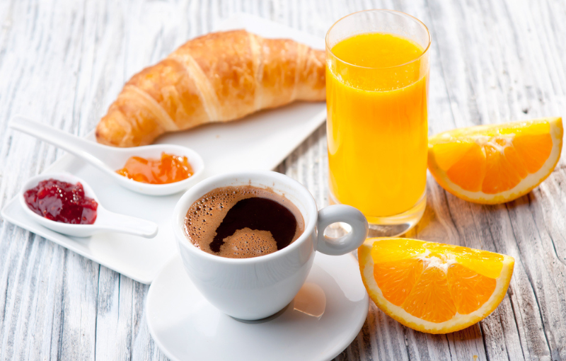 Breakfast served during a private boat trip with l'Étoile de Thau IV Occitanie, in the Thau lagoon.
