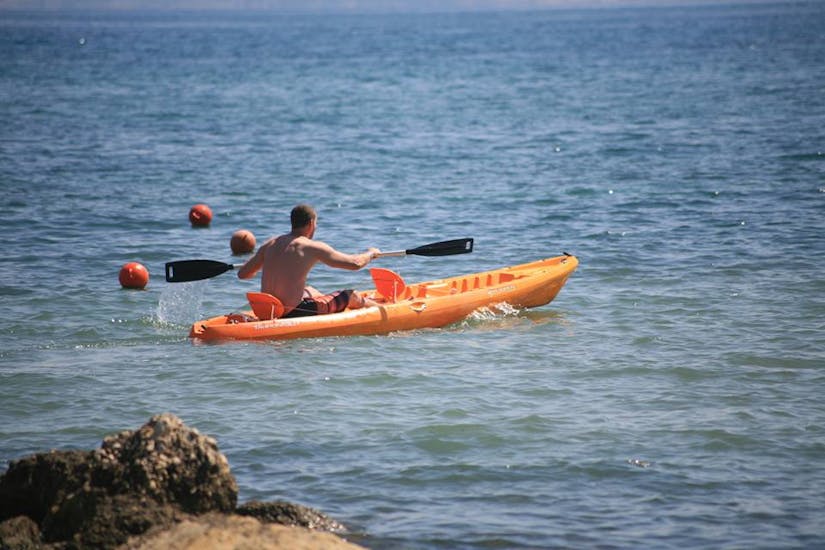Ein Mann im Kayak während dem Kajakverleih am Alykes Potamos Strand in Korfu mit Corfu Surf Club.