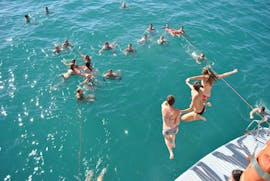 nuestros clientes en el Paseo en Catamarán a lo largo de la Costa de La Safor con Parada para Nadar con Boramar Gandía.