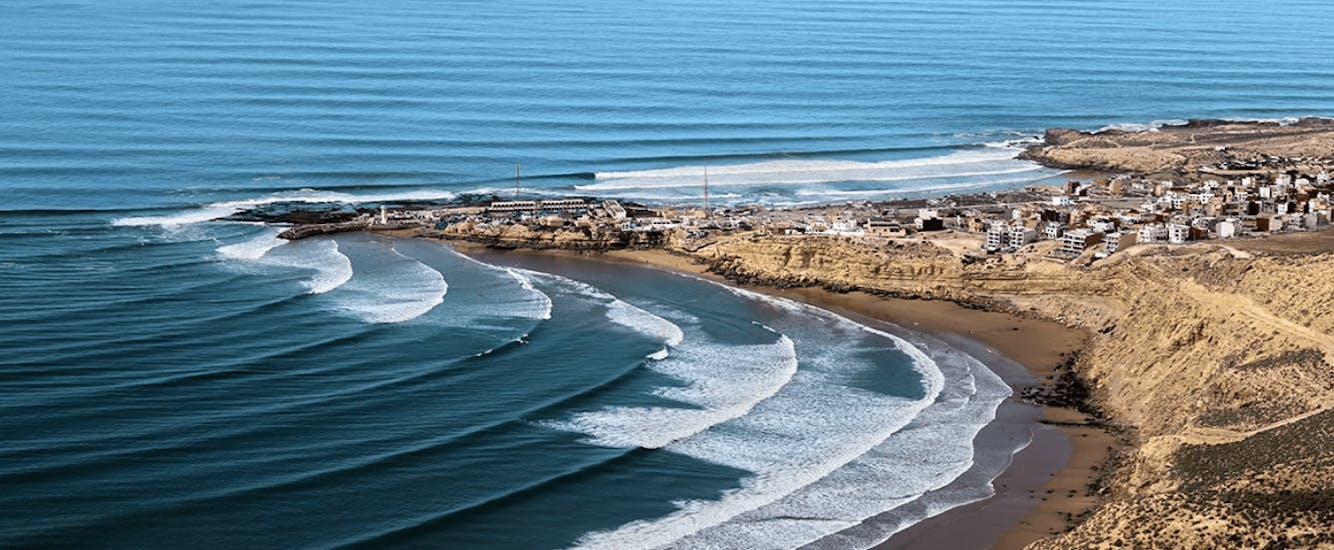 Die Küste von Taghazout, wo man einen Surfkurs (ab 5 J.) in Taghazout von Taghazout Discovery machen kann.