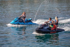 Un grupo de amigos disfrutando de un paseo en Moto de agua en Marbella con Rental Boat Marbella.