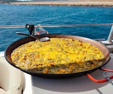 una deliciosa paella en el Paseo en Catamarán a lo largo de la Costa La Safor con Parada para Nadar y Paella con Boramar Gandía.