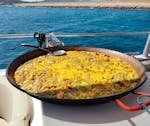 una deliciosa paella en el Paseo en Catamarán a lo largo de la Costa La Safor con Parada para Nadar y Paella con Boramar Gandía.