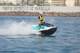 Un grupo de amigos en sus motos de agua durante un paseo en Moto de agua en Marbella con licencia con Rental Boat Marbella.