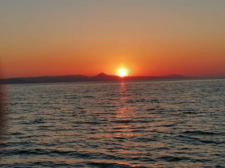 Gita in catamarano a Platja de Gandia con bagno in mare e tramonto.