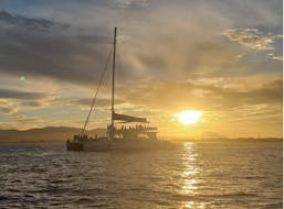 Gita in catamarano a Platja de Gandia con bagno in mare e tramonto con Boramar Gandía.