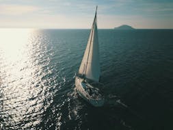 Gita privata in barca a vela a Kelifos al tramonto con Flying Sailship Halkidiki.