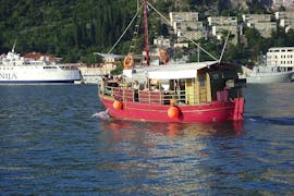 Ein Boot navigiert zu seinem nächsten Ziel während der Bootstour von Dubrovnik zur Blue Cave & Kolocep Insel mit Schnorcheln organisiert von Boats Tours Dubrovnik.