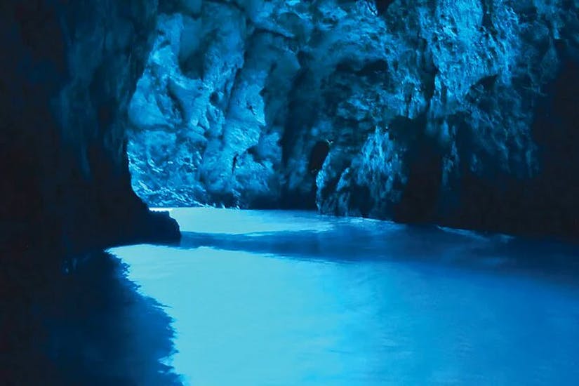 Ein Bild der Blue Cave während der Bootstour von Dubrovnik zur Blue Cave & Kolocep Insel mit Schnorcheln organisiert von Boats Tours Dubrovnik.