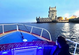 Der Bug des Boots und der Belem Turm im Hintergrund bei der Bootstour auf dem Tejo entlang der Küste von Lissabon mit Fado-Musik mit Lisbon Boats.