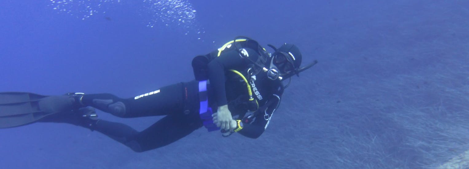 Een man die aan het duiken is tijdens de PADI Discover Scuba Diving voor Beginners in Naxos van Nima Diving Center.