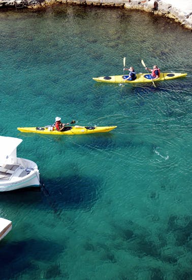 Personnes appréciant leur Randonnée en kayak de mer vers les Calanques depuis La Ciotat avec ExpéNature Côte d'Azur.