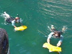 Excursión en barco a la playa de Baleeira en Sesimbra con moto de mar y snorkel con Bolhas Tours Sesimbra.