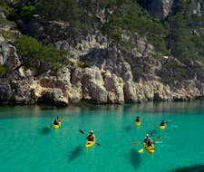 Groupe de personnes admirant les falaises durant leur Randonnée en kayak de mer dans le Parc National des Calanques depuis Cassis avec ExpéNature Côte d'Azur.