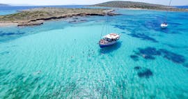 The boat that will be used during the boat trip organized by Pyrgaki Cruises Paros.