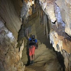 Homme durant sa session de Spéléologie dans la grotte du vieux Mounoï avec ExpéNature Côte d'Azur.