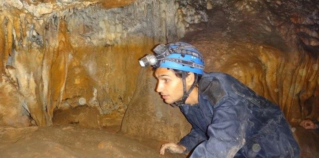Homme faisant de la Spéléologie dans la grotte du vieux Mounoï avec ExpéNature Côte d'Azur.