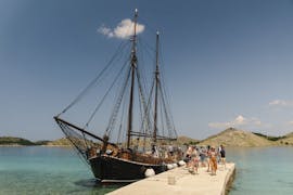 De boot die gebruikt wordt tijdens de zeilboottocht naar de Kornati eilanden van Forum Tours Zadar.